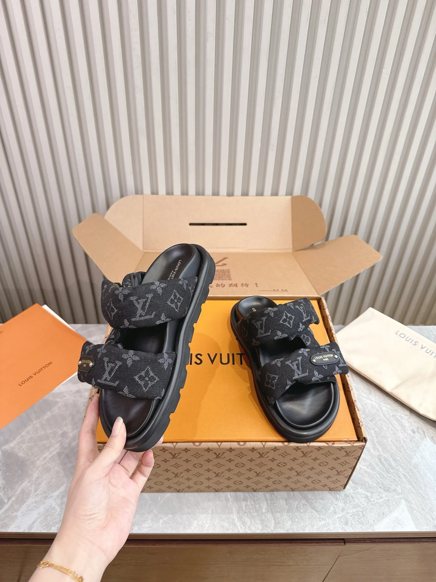 👟👟Ex-factory price 440👟👟 (top version) 🏠Real shot🎬[Purchase level] Down filling! Any PK market sponge version‼ ️ 25sLV new model is available at the counter - summer slippers are the soul. The latest denim denim Poll Pillow is a laid-back outfit. Start looking forward to summer☀️☀️ Denim Girl is here, v2025 denim denim is back. . . . Practical, versatile, and easy to wear. The new blue denim Velcro is released this time. I put it on with my eyes closed. It is a Velcro sandal. You don’t have to worry about high insteps. It can be adjusted. The upper is relatively soft and the shoes are not heavy. They are quite comfortable to wear. Size: 35-40 (men’s size +10 can be customized)